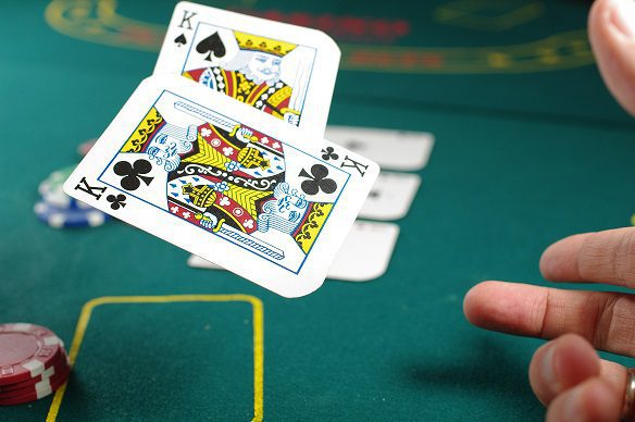 Un joueur dévoile ses cartes de poker