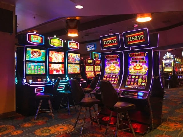 des machines à sous dans un casino 