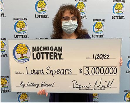 Laura Spears consulte un spam et apprend qu'elle a remporté 3 millions de dollars au Mega Millions